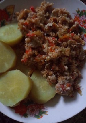 A picture of Garden-egg and Egg sauce.