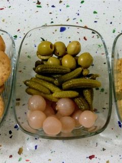 Una foto de Aperitivos de hummus de garbanzos con encurtidos
