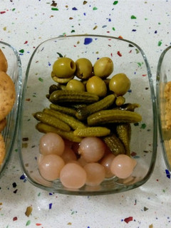 Una foto de Aperitivos de hummus de garbanzos con encurtidos