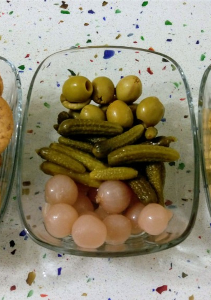 Una foto de Aperitivos de hummus de garbanzos con encurtidos