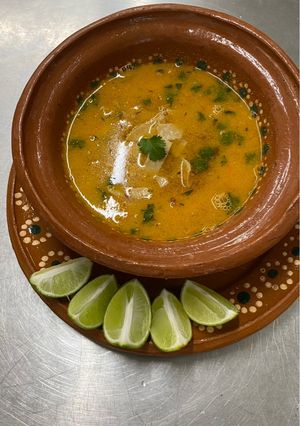 Una foto de Sopa de tortilla con camarón