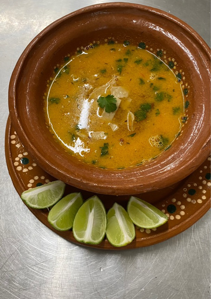 Una foto de Sopa de tortilla con camarón