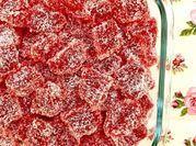 Una foto de gomitas de gelatina con fruta