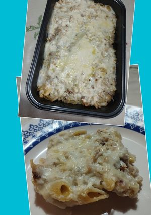 Una foto de Pasta corta con pollo y salsa blanca gratinada
