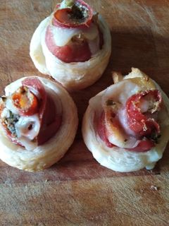 Una foto de Rosas de jamón y queso