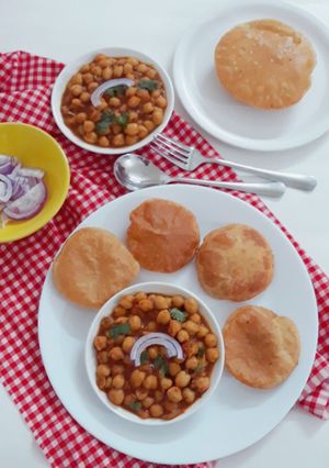 A picture of Chole Bedmi Puri.