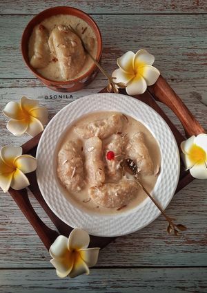 A picture of Sujir dudhpuli (semolina dumplings with khoya stuffing).