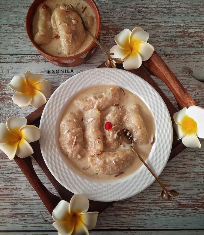 A picture of Sujir dudhpuli (semolina dumplings with khoya stuffing).