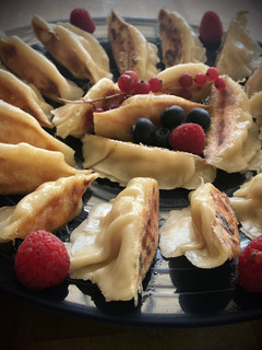 Una foto de Gyozas caseras de nísperos y queso