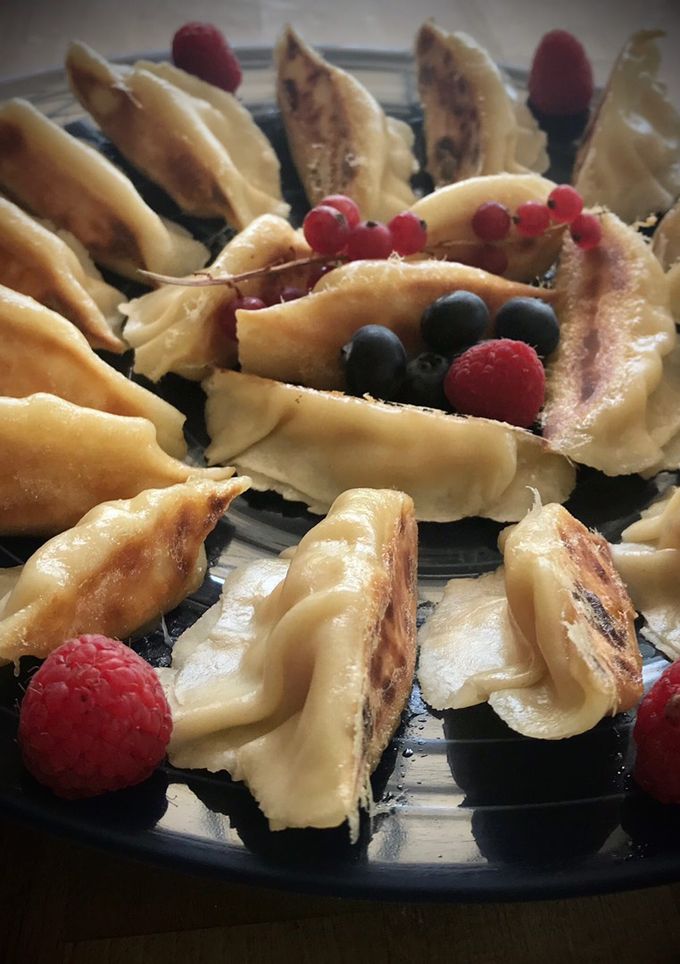 Una foto de Gyozas caseras de nísperos y queso