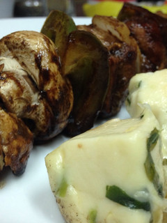 Una foto de Brocheta de carne y pollo con queso botanero