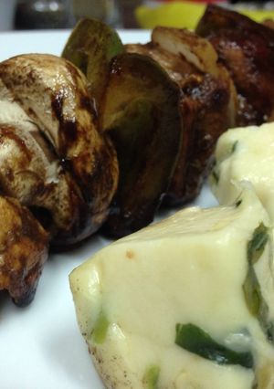 Una foto de Brocheta de carne y pollo con queso botanero