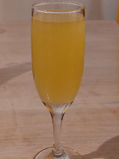 Una foto de Bellini Cóctel con Espumante 🥂