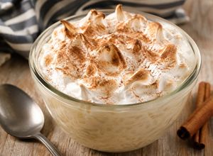 Una foto de Arroz con leche con merengue y canela