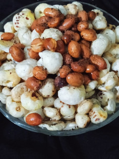 रोस्टेड मखाना,मूंगफली (Roasted Makhana Mungfali recipe in Hindi) रेसिपी मुख्य फोटो