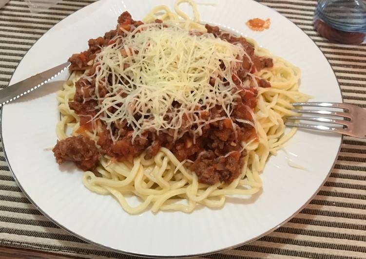 Fideos caseros con bolognesa