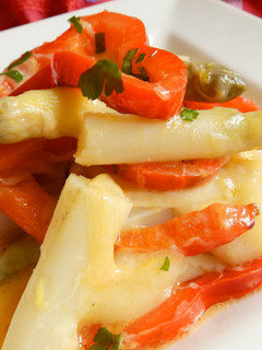 Una foto de Espárragos de Gavà con salteado de queso y pimiento