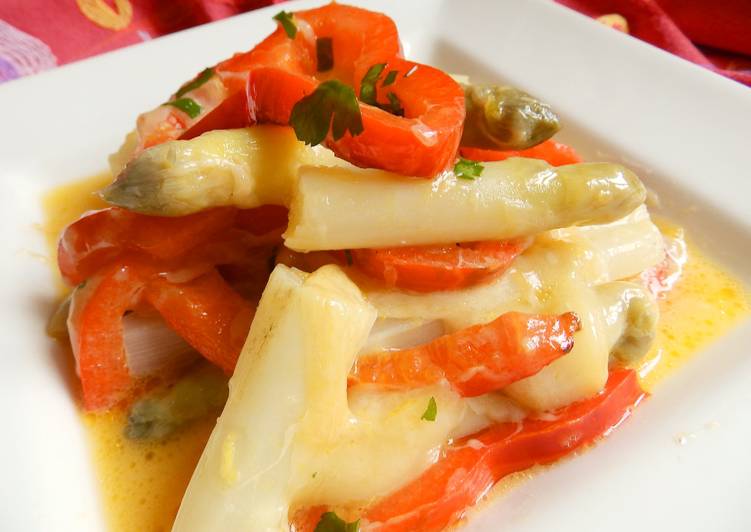 Espárragos de Gavà con salteado de queso y pimiento