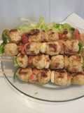 Brochetas de albóndigas de carne asada en la varilla
