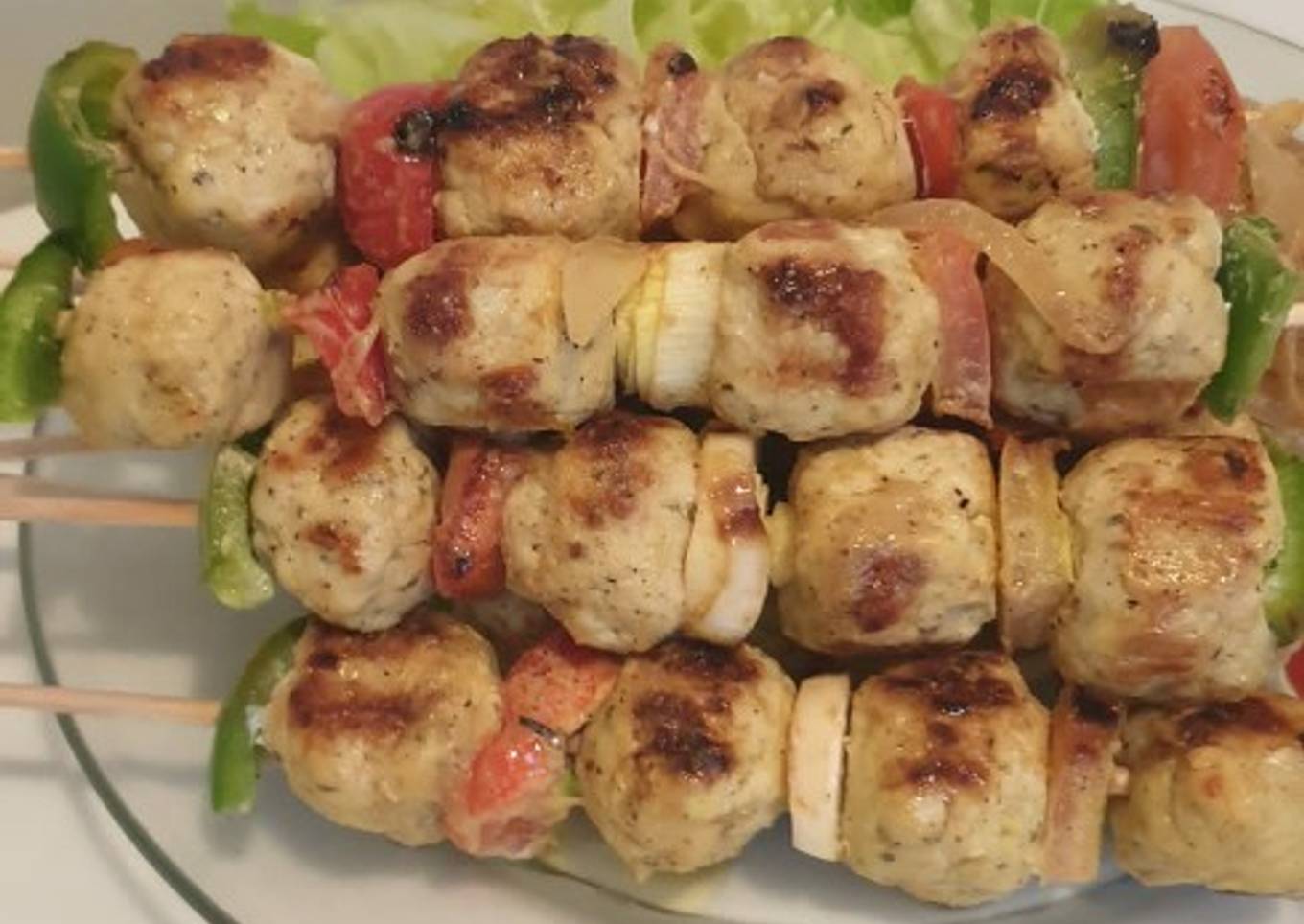 Brochetas de albóndigas de carne asada en la varilla