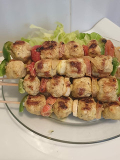 Una foto de Brochetas de albóndigas de carne asada en la varilla