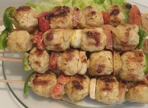 Una foto de Brochetas de albóndigas de carne asada en la varilla