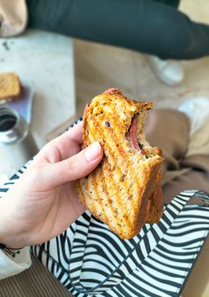 صورة لوصفة سندويش توست الشوفان مع صوصج و الخضراوات بالجبن 🥪🥬