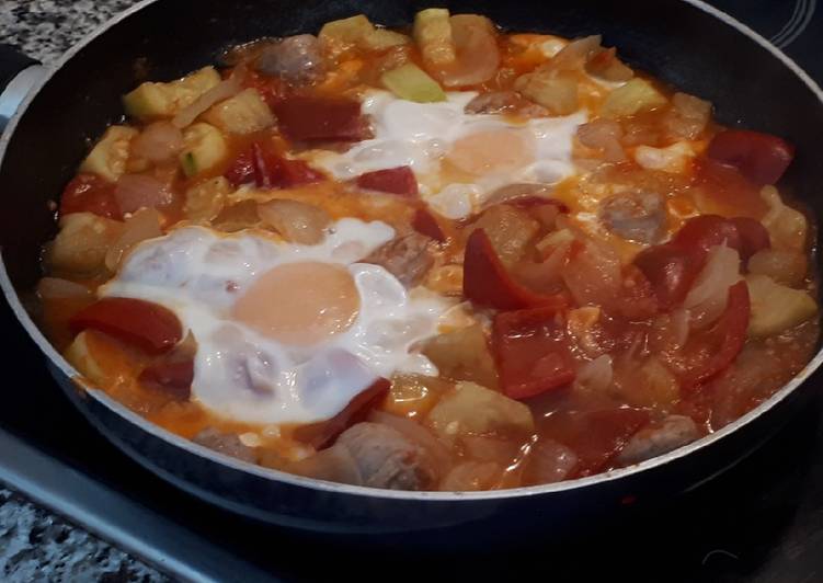Pisto con huevos y butifarra cruda