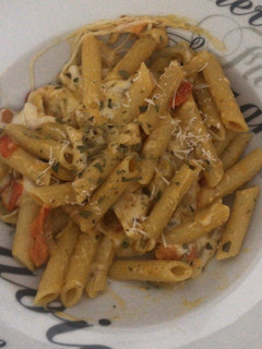 Una foto de Pasta con jitomates cherry y mozzarella