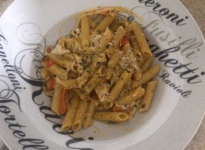 Una foto de Pasta con jitomates cherry y mozzarella