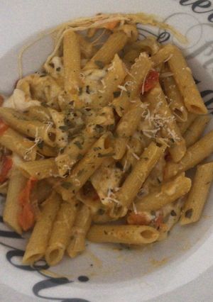 Una foto de Pasta con jitomates cherry y mozzarella