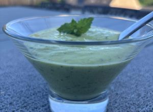 Une photo de Soupe froide concombre 🥒 avocat 🥑