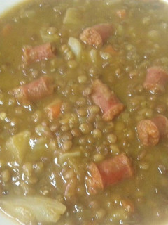 Una foto de Lentejas con crema de verduras y chistorra