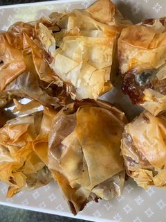 Una foto de Saquitos de higos, queso feta, y frutos secos con pasta filo 😜😜😜