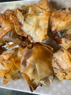 Una foto de Saquitos de higos, queso feta, y frutos secos con pasta filo 😜😜😜