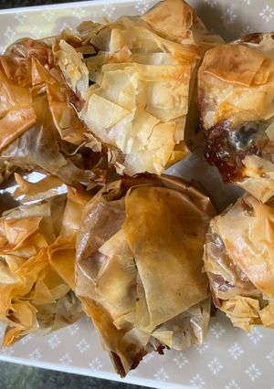 Una foto de Saquitos de higos, queso feta, y frutos secos con pasta filo 😜😜😜