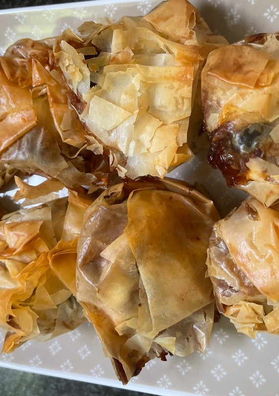 Una foto de Saquitos de higos, queso feta, y frutos secos con pasta filo 😜😜😜