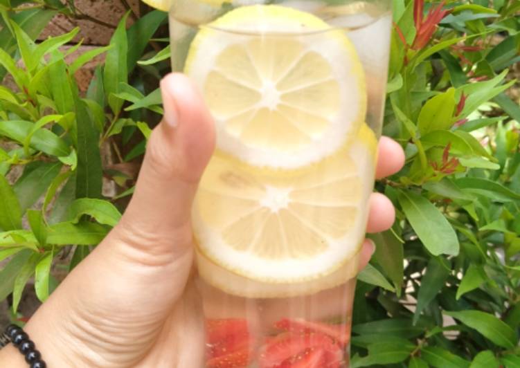 Infused water Lemon Strawberry dan madu