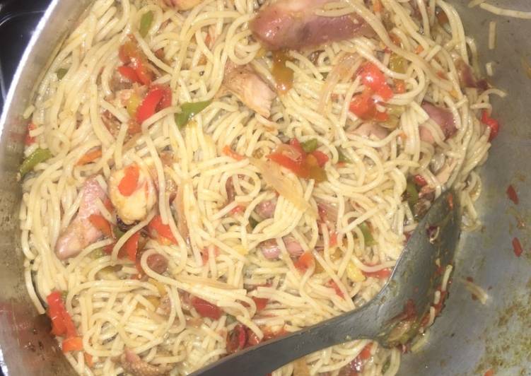Fried spagetti with shredded chiken๐