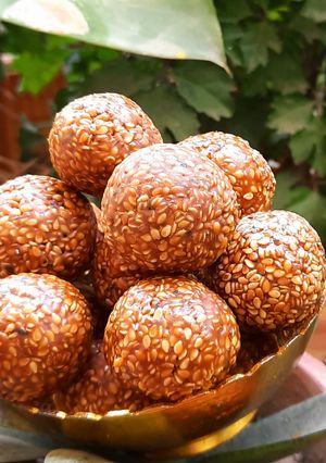 तिल और गुड़ का लड्डू(til gud ka laddu recipe in hindi) रेसिपी मुख्य फोटो
