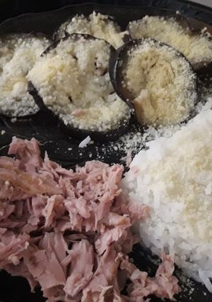 Una foto de Berenjenas con arroz y atún