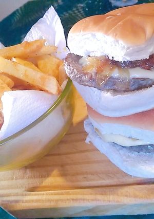 Una foto de Hamburguesas con cebollita caramelizada acompañadas con papas ✨