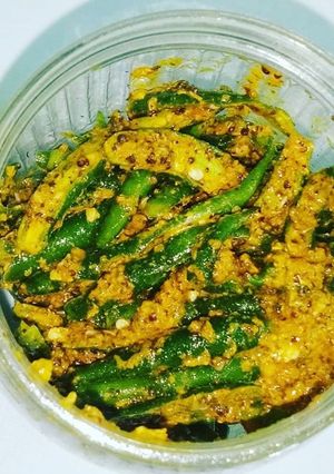A picture of Instant green chilli pickle.