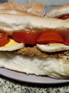 Una foto de Sándwich de milanesas con sabor a panceta
