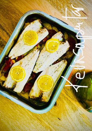 Una foto de Lubina en tartera 🐟 🍅 🫑 🧅 🧄 🥔 🐟