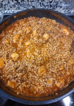Una foto de Paella rápida de marisco con arroz meloso