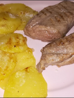 Una foto de Carne de solomillo de cerdo ibérico con patatas plancha