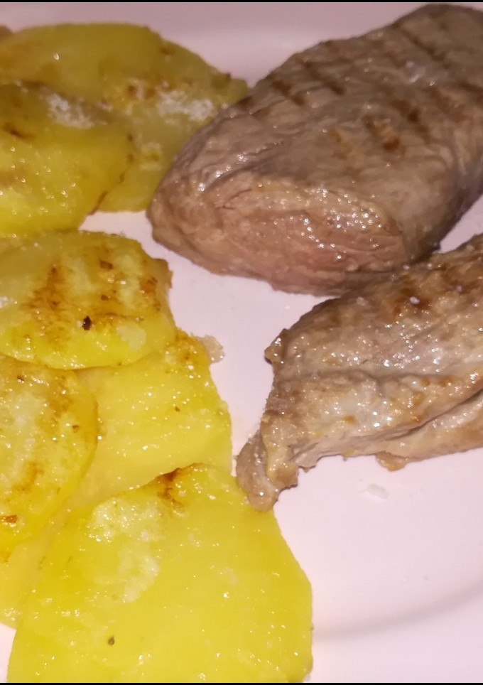 Una foto de Carne de solomillo de cerdo ibérico con patatas plancha