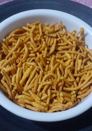 તીખા ગાંઠિયા (Tikha Ganthiya Recipe In Gujarati) રેસીપી મુખ્ય ફોટો