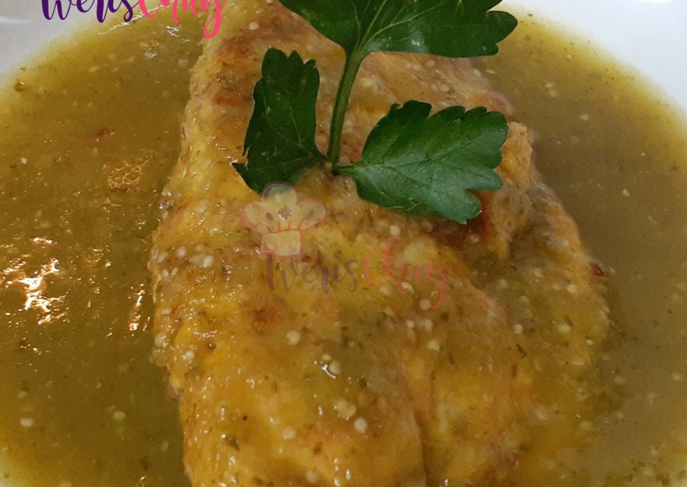 Tortitas de longaniza en salsa verde